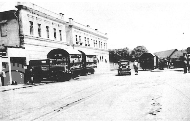 Samochody firmowe przed siedzibą firmy przy ulicy Folwarczej 1-3 (1935r.)